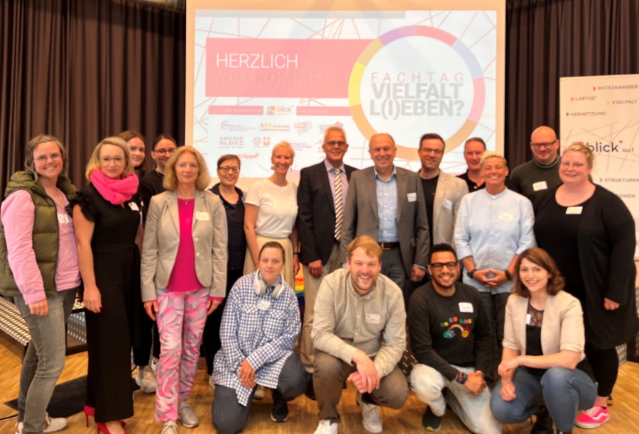 Claudia Esser (Manusfaktur),  Simone Böhmer (Gleichstellungsbeauftragte Kreis Paderborn), Lisa Weber (Sozialamt Kreis Paderborn), Charlotte Kaiser (Landesprojekt blick*), Margot Becker (Sozialamt Kreis Paderborn), Friederike Vogt (Gleichstellung Bielefeld), Leo Lion (Lebenslust), Jana Hansjürgen (Landesprojekt blick*), Matthias Gross, Schulleitung Berufskolleg Schloss Neuhaus, Marco Möller (Bildungs- und Integrationszentrum Kreis Paderborn), Landrat Christoph Rüther, Omar Abdelhady (Rosa Strippe e.V.), Benjamin Kinkel und Dr. Vera Uppenkamp (Queeres Netzwerk NRW), Nicky Ulrich (Rosa Strippe e.V.), Nadine Dubberke (Servicestelle Antidiskriminierungsarbeit Caritasverband Paderborn e.V.), Stephan Wieners (Kompetenzzentrum Selbstbestimmt Leben OWL), Victoria Evers (DemokratieBüro „Vielfalt lieben“ im Kreis Paderborn)  (©Kreis Paderborn)
